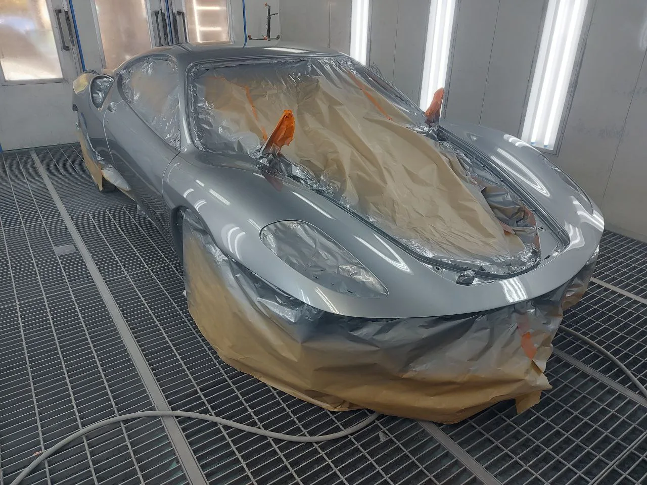 AutoProcesas dažytas sidabrinis Ferrari dažymo kameroje